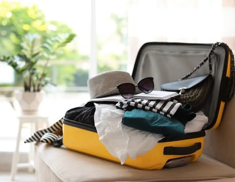 スーツケースと荷物