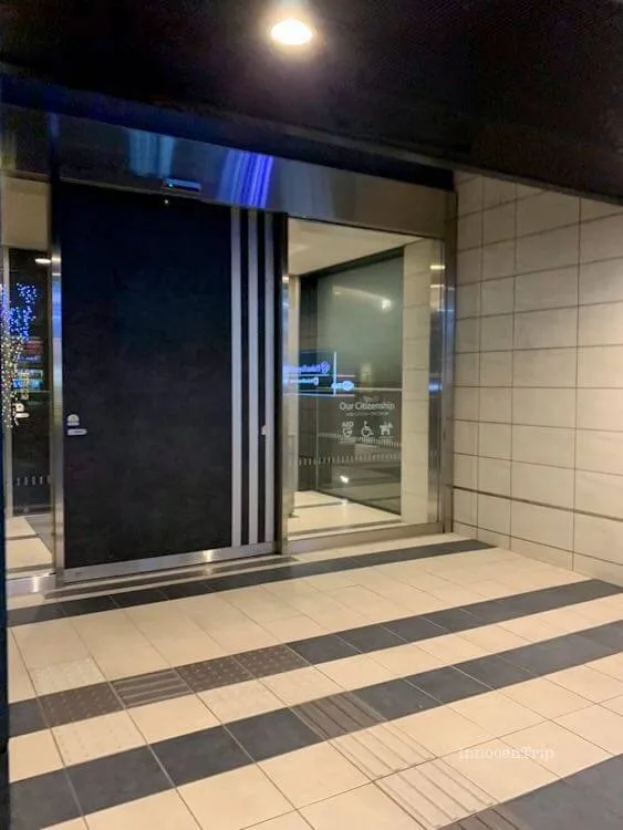 ガラス張りのエントランスと自動ドアが迎えるダイワロイネットホテル千葉駅前