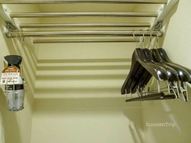 ハンガーと消臭スプレーが備わる壁掛けクローゼットスペース