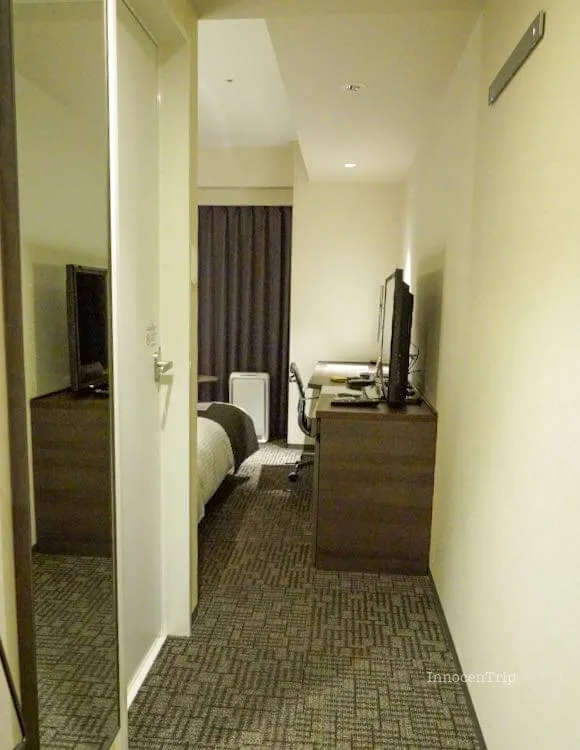 客室ドアを開けた通路越しに見るダブルルーム