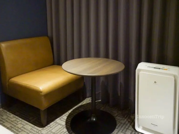 一人掛けソファとコンパクトなサイドテーブルでくつろげるスペース