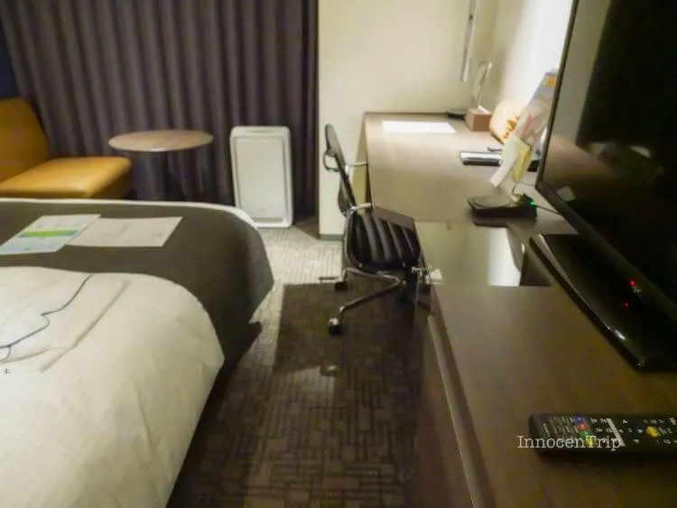 デスクとベッドの間にゆとりがある通路スペース