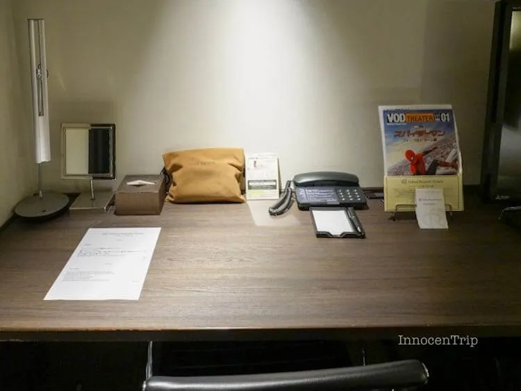 デスクライトやアメニティが整ったデスク上の様子