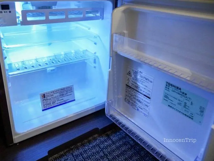 スイッチ式のミニ冷蔵庫と空の庫内