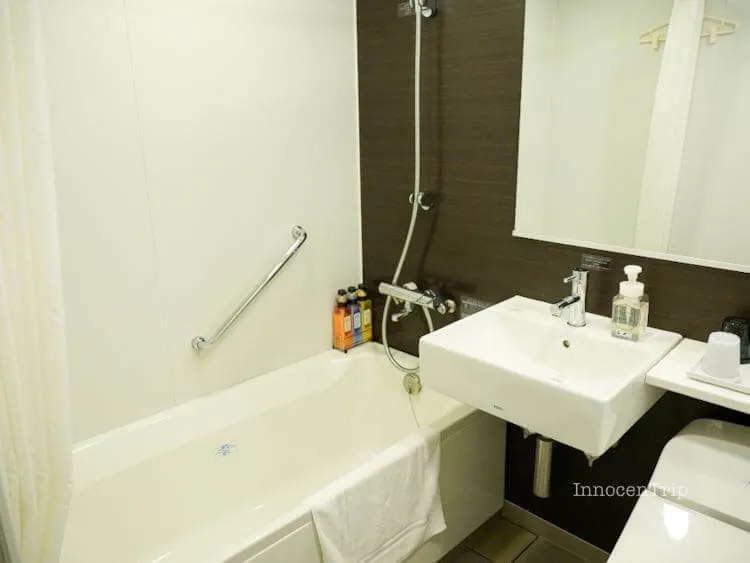 清潔感のある浴槽と洗面台が一体になったバスルーム