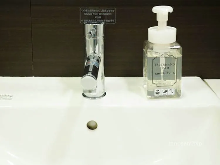 洗面台に用意された泡タイプのフェイスハンドソープ