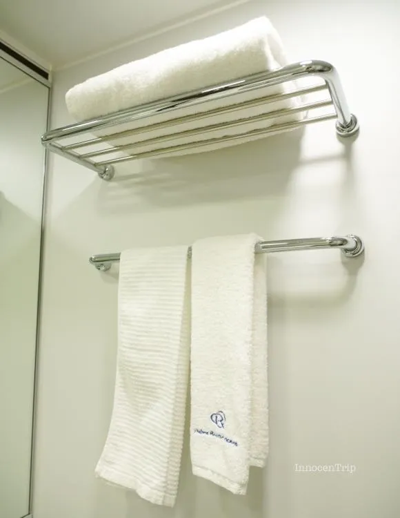 バスタオルとフェイスタオルが整然と掛かったタオルラック
