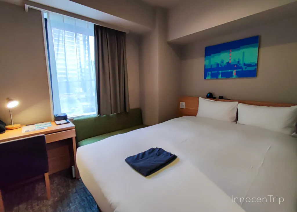 ホテル縁道のセミダブルルーム。和の雰囲気と洋室が調和した落ち着いた客室