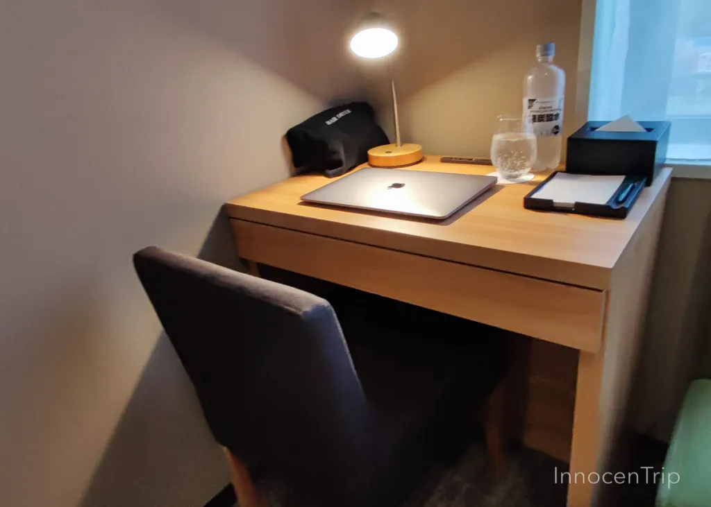 ホテル縁道の客室デスクまわり。ノートPCが置けるシンプルなワークスペース