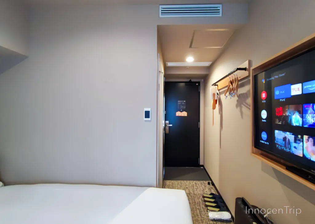 ホテル縁道の客室全体。セミダブルベッドとテレビの配置が分かりやすい室内