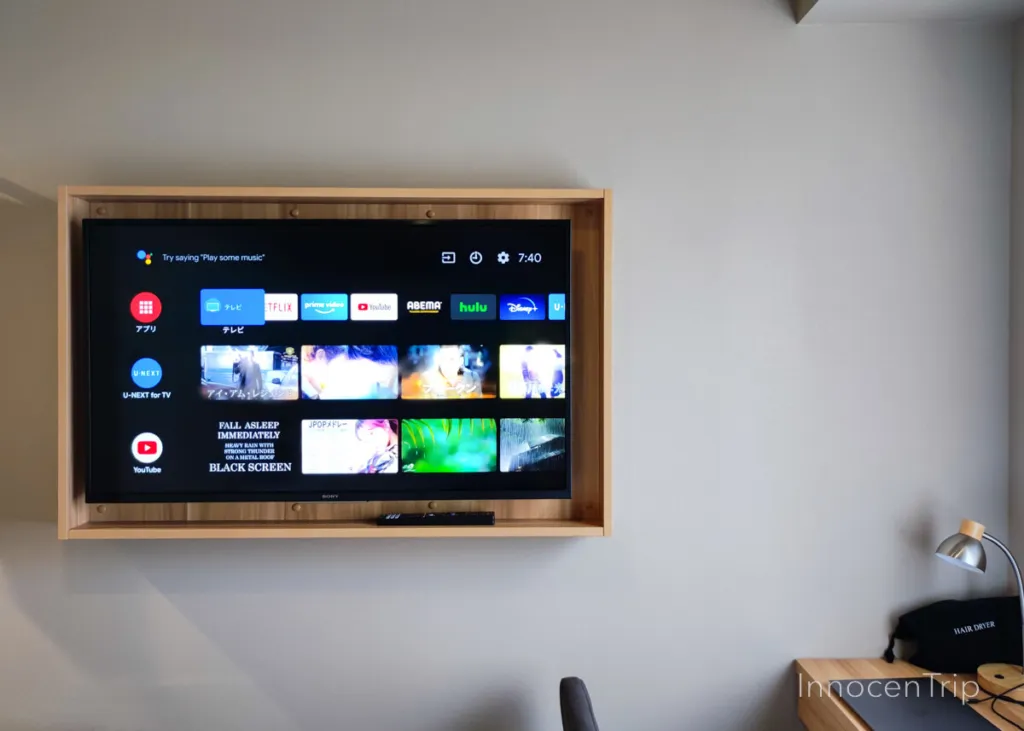 ホテル縁道のテレビ周り。NetflixやYouTubeなどVOD視聴対応の壁掛けテレビ