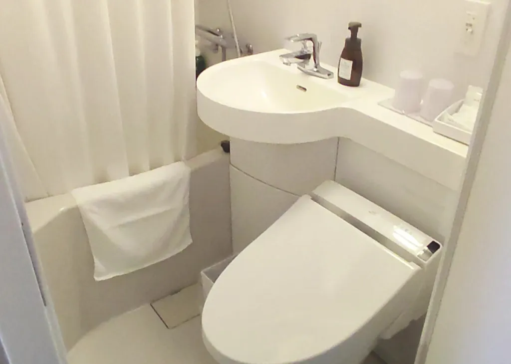 ホテル縁道のユニットバス。清潔感のあるコンパクトなバス・トイレ一体型空間