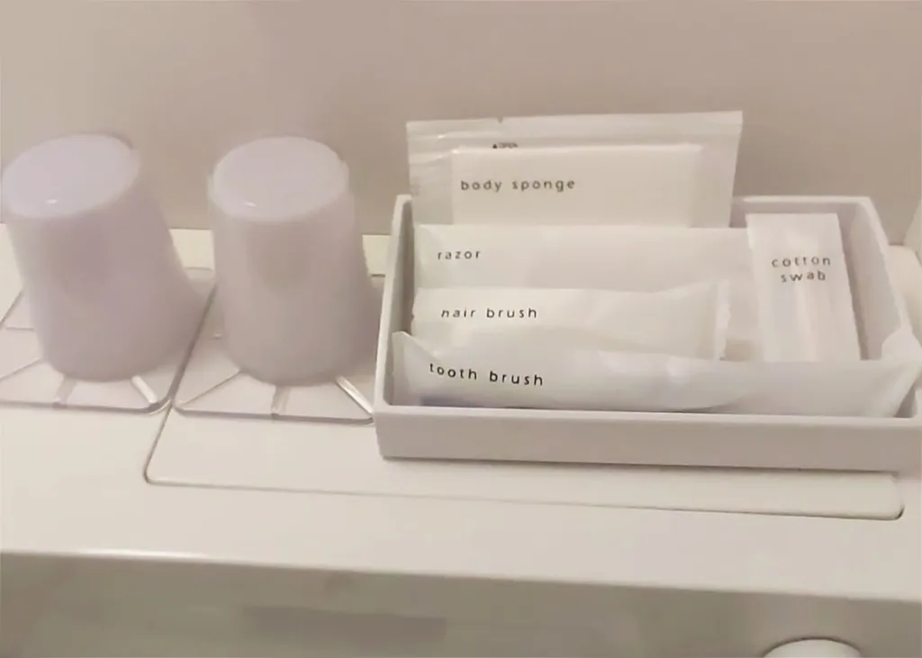 ホテル縁道のアメニティセット。歯ブラシやコットンなど基本的な宿泊用品
