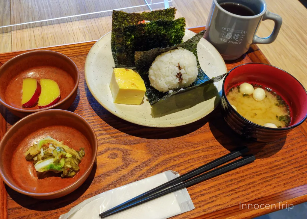 ホテル縁道の朝食「おむすび定食」。おむすび2種と味噌汁、小鉢が並ぶ素朴でやさしい和朝食