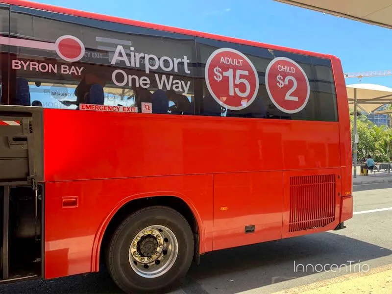 バイロンベイ行きスカイバスの車体と料金看板