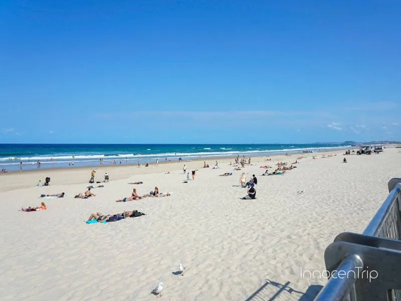 どこまでも続くサーファーズ・パラダイスの白砂ビーチ