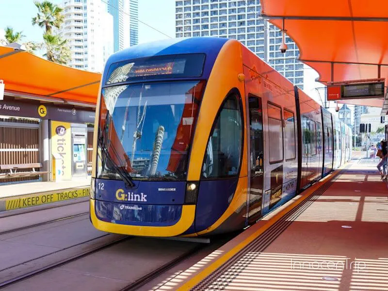 ゴールドコースト市内を走るトラムとプラットフォーム