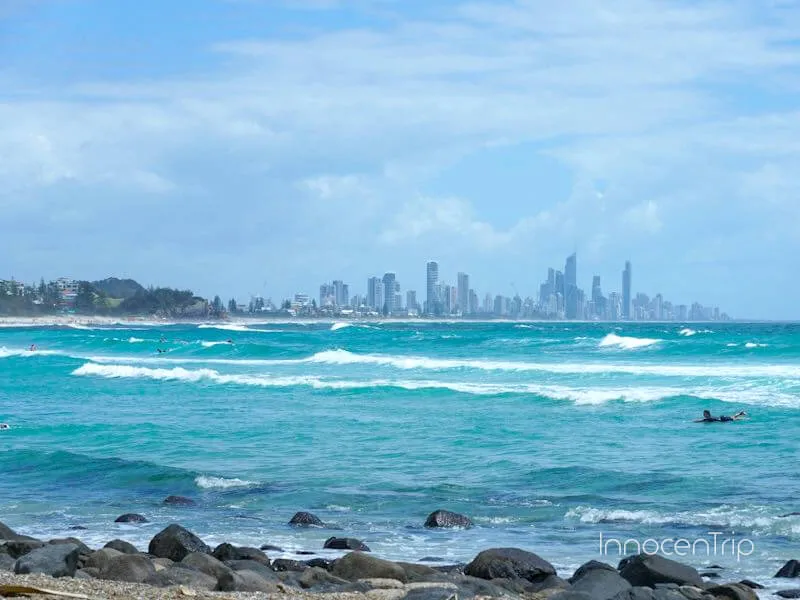 バーリーヘッドビーチから望む迫力の波と街並み