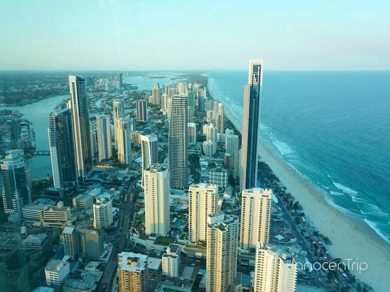 夕暮れを待ちながら景色を楽しめるスカイポイント展望台