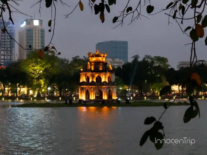 ホアンキエム湖の湖畔と緑豊かな景観
