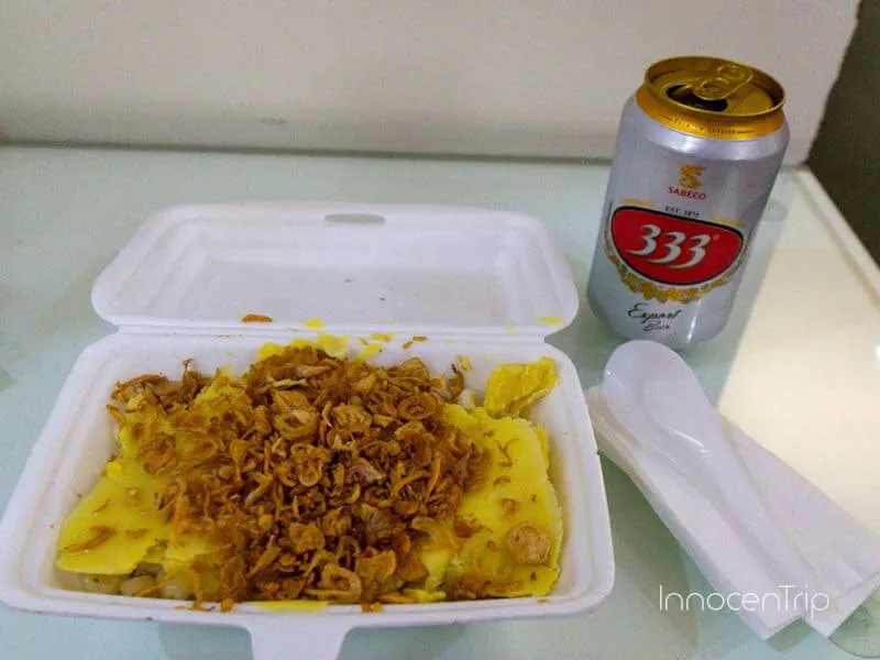 ソイ イェンでテイクアウトしたベトナム料理とローカルビール