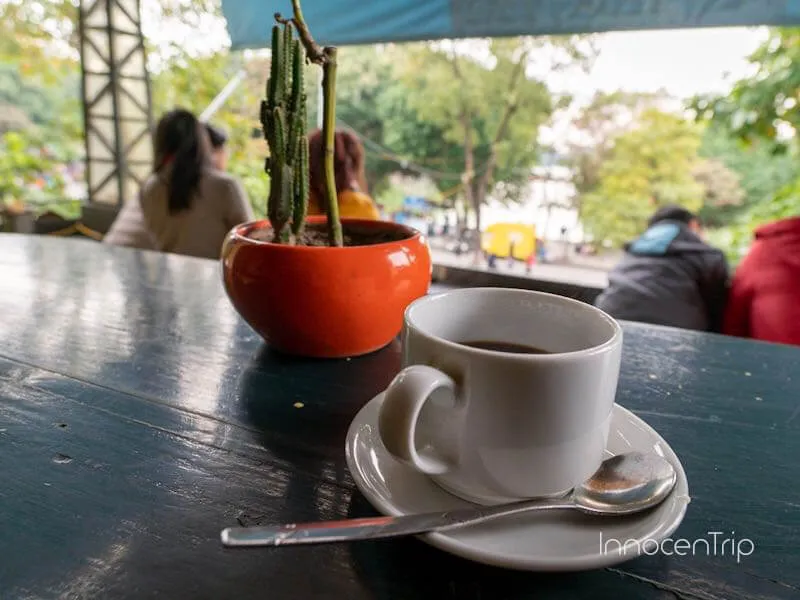 HaNoiTime coffeeの店内から望むホアンキエム湖