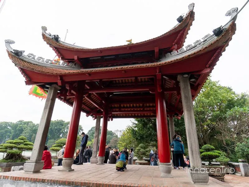 玉山祠と赤い橋、湖上の寺院の風景