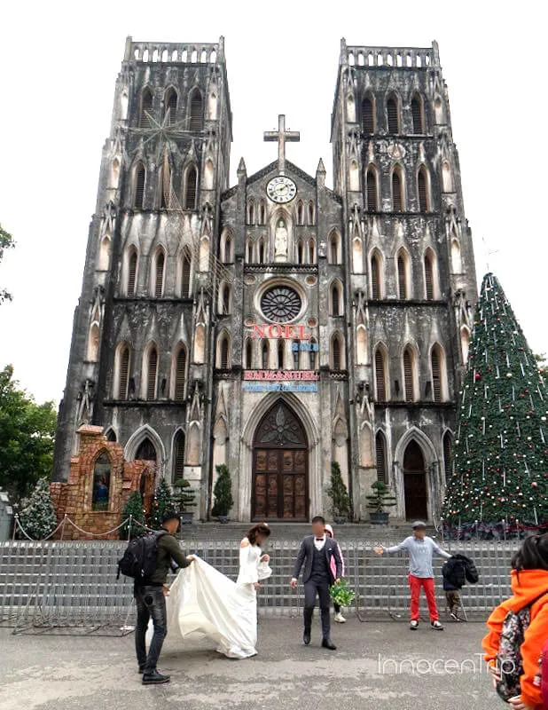 ハノイ大教会の外観と前広場の風景