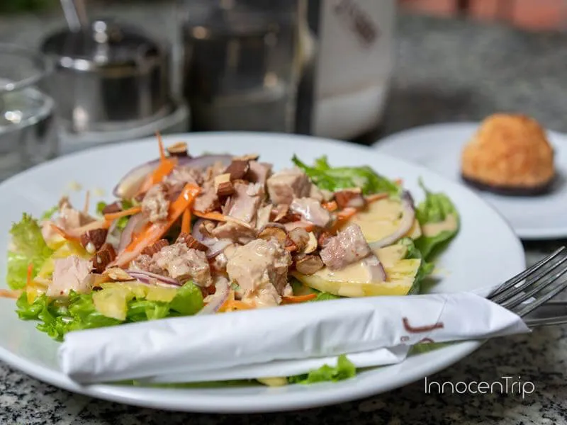 Joma Bakery Cafeで注文したベトナムコーヒーとケーキ