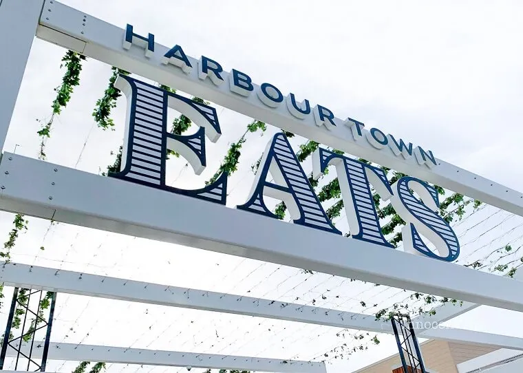 ハーバータウンのフードコートと南国ムードの装飾