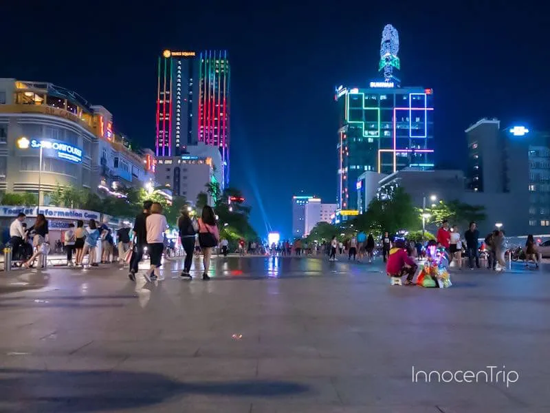 夜に賑わうホーチミンのサイゴンスクエア広場