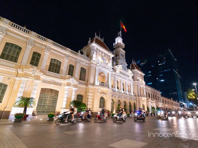 ホーチミン市人民委員会庁舎と前を走るバイク群