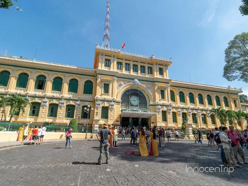 サイゴン中央郵便局の美しい内装と来訪客の様子