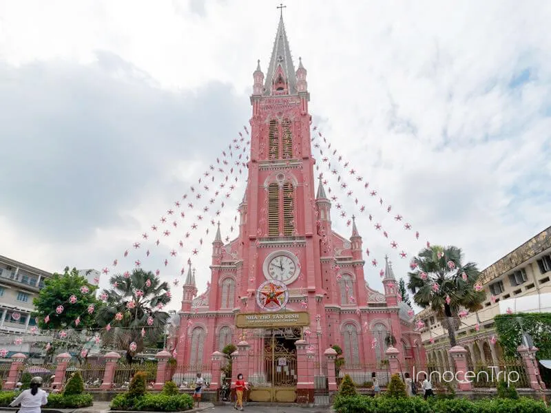 ピンク色がかわいいタンディン教会の外観