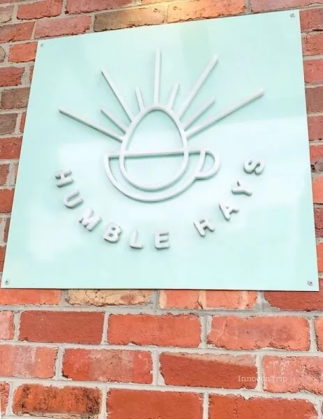 Humble Raysのロゴ。エメラルドグリーンにホワイト文字のシンプルな看板