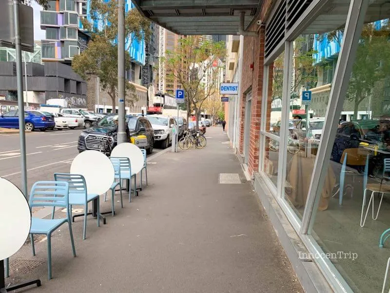 Humble Raysの店舗外観。曇り空の中、静かな佇まい