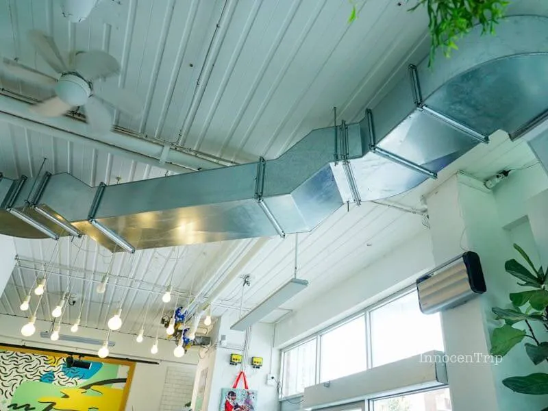 天井のファンと照明。ミニマルで洗練されたインテリア