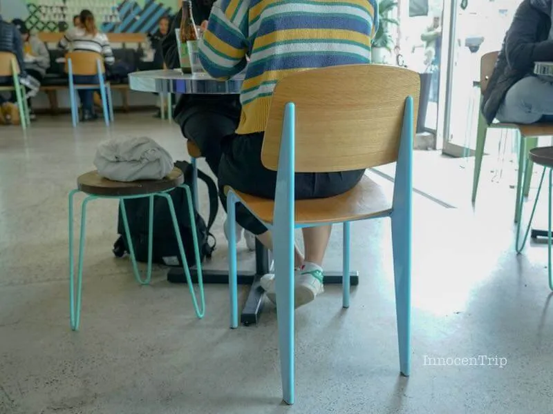 店内の様子。青とグリーンのパステルチェアが並ぶ