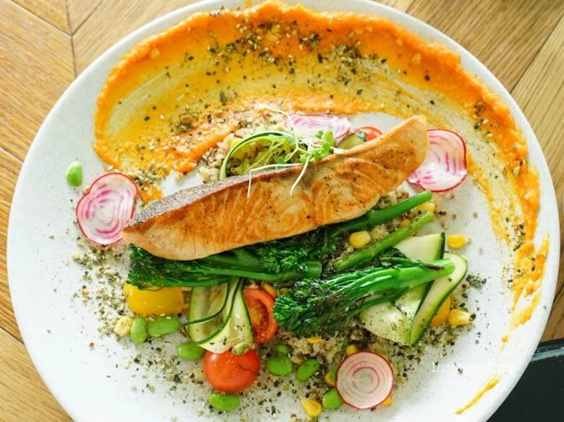 サーモンソテーのワンプレート。カラフルな野菜とキヌアの盛り付けが芸術的