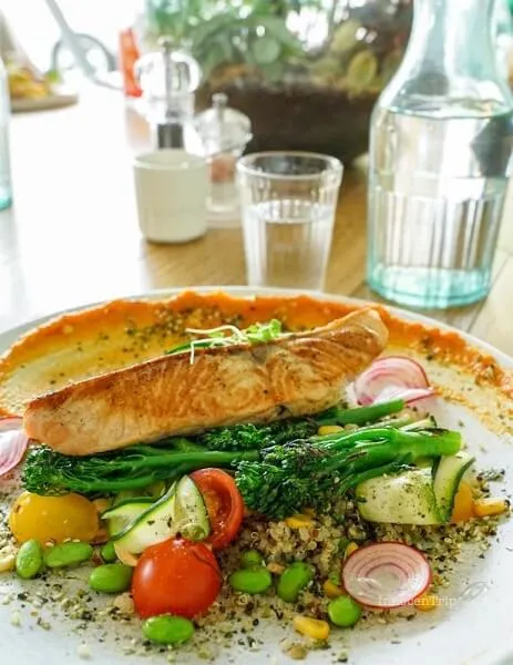 サーモンプレートの全体写真。キヌアの上にサーモンと野菜が載る