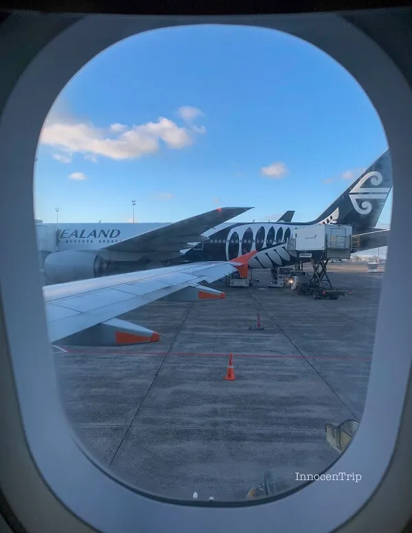 オークランド空港 ジェットスターの機内の窓より