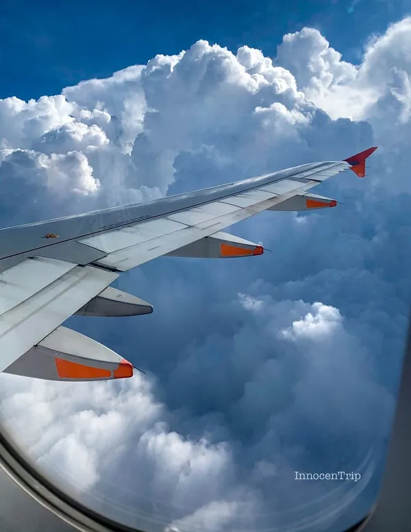 上空の雲とジェットスターの羽