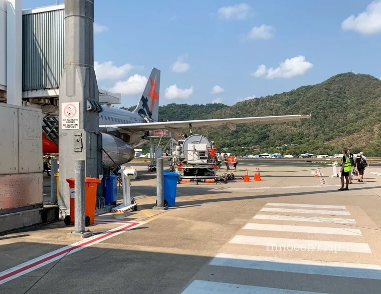 後方搭乗者が進むジェットスター機の外付け階段