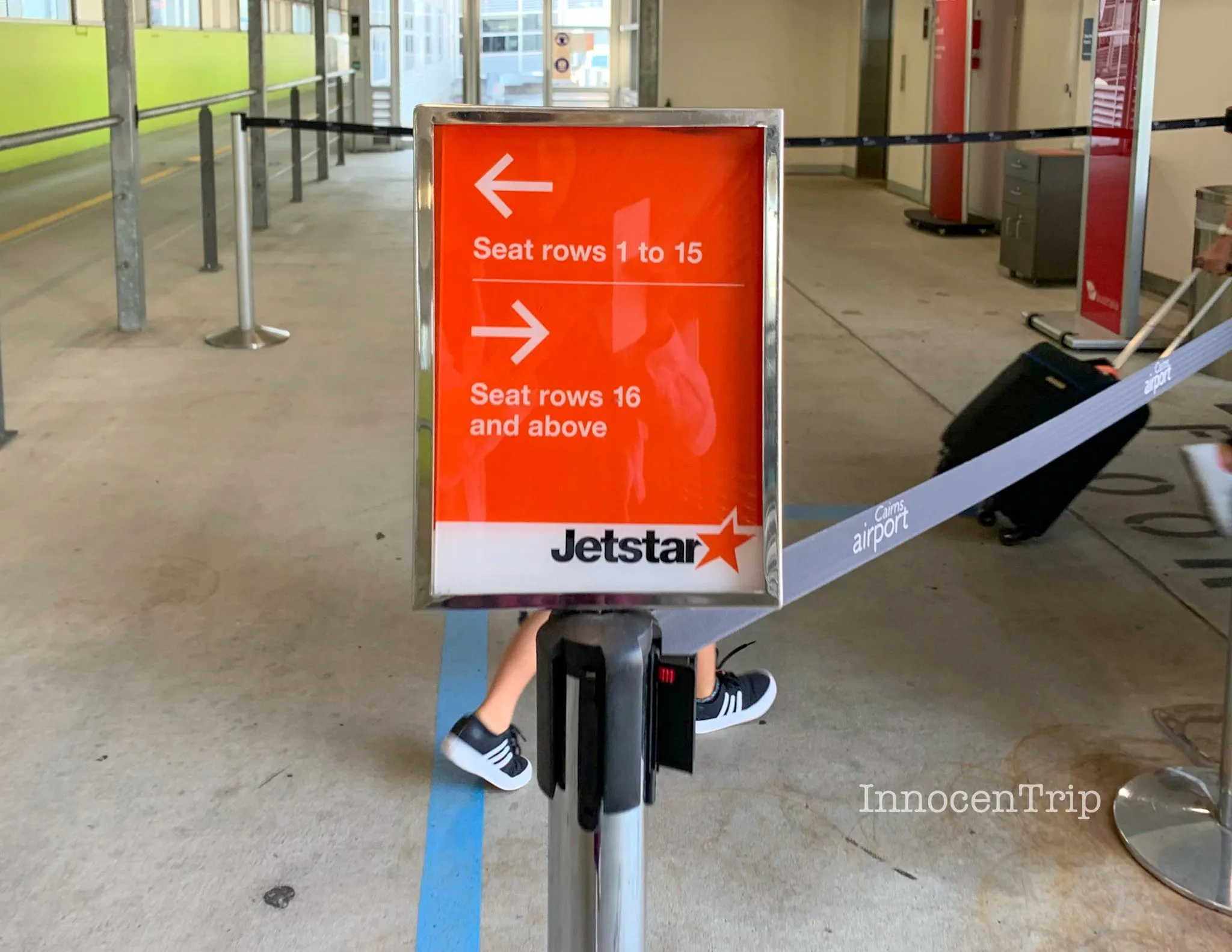 座席番号で前方後方に分かれる通路の案内表示