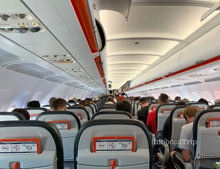 ジェットスター機内の黒いシートと通路の様子