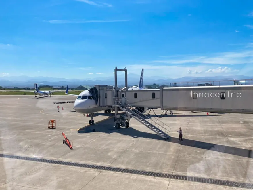 夏の小松空港で羽田から到着した朝の風景