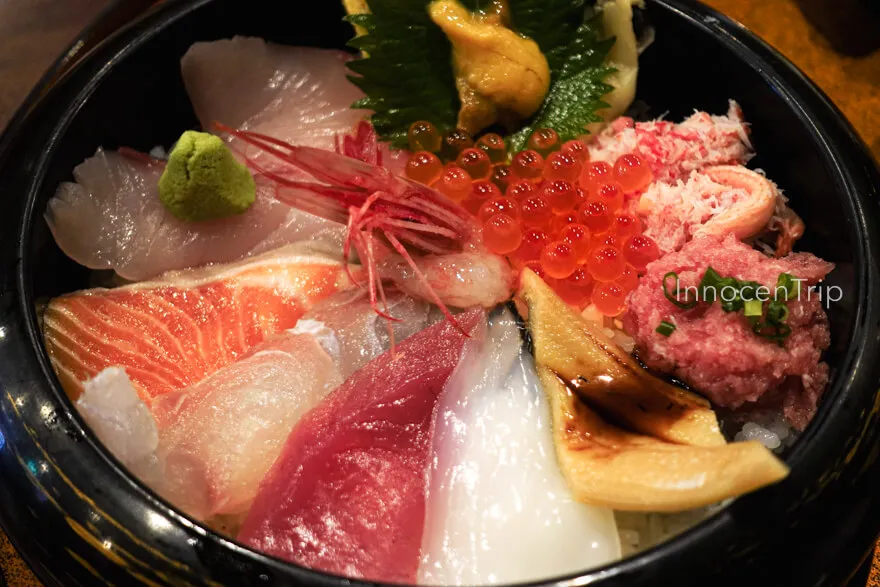 近江町市場の近江町食堂で味わった海鮮丼と味噌汁