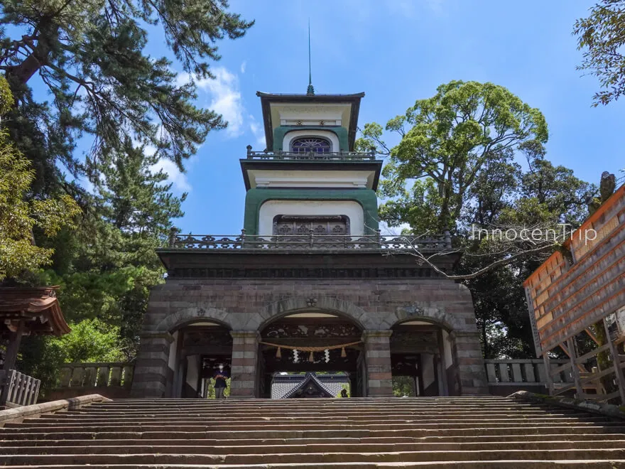 ステンドグラスが印象的な尾山神社の神門と境内