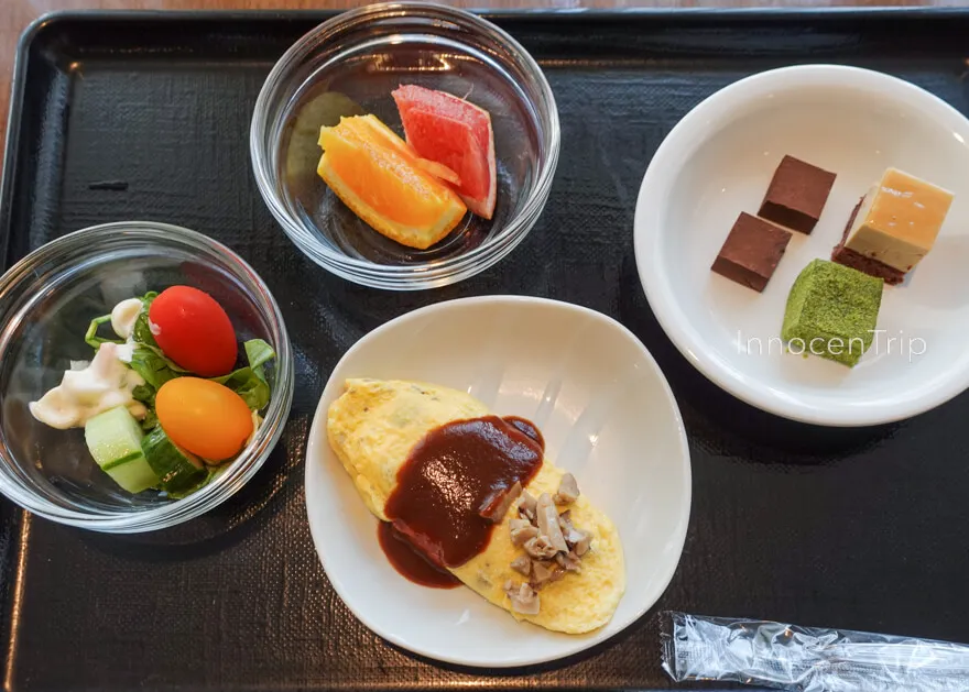 ドーミーイン金沢の朝食ビュッフェ洋プレートとサラダ