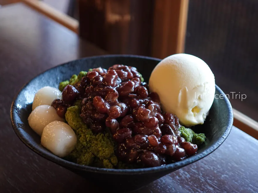 波結で味わった抹茶と小豆のかき氷と金箔トッピング